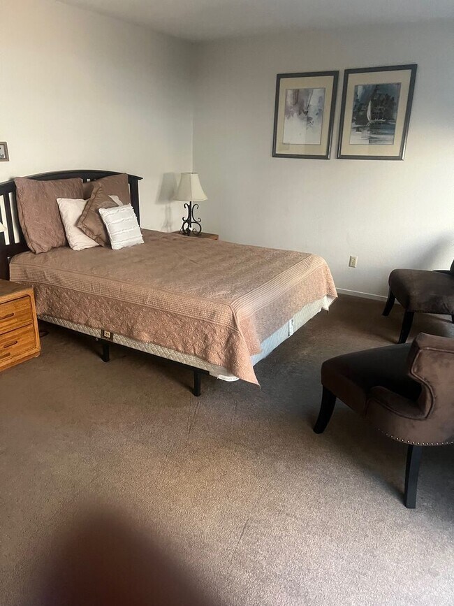 Building Photo - Chateau Du Lac condo available with Lakefr...