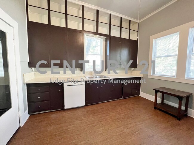 Building Photo - Spacious 3/2 Within Walking Distance of UN...