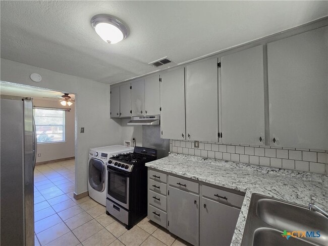 Building Photo - 212 E Valley Rd