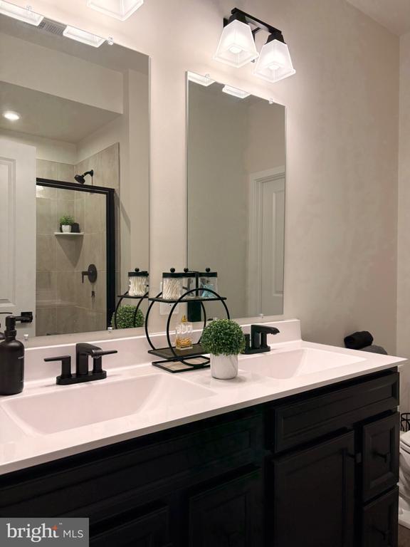 Building Photo - 736 Watts St