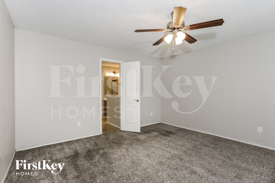 Building Photo - 621 Stellaway Dr