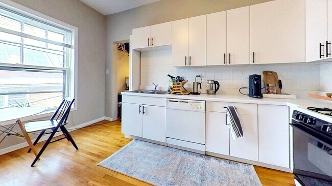 Building Photo - Second Floor East Lakeview One Bedroom Includes Heat