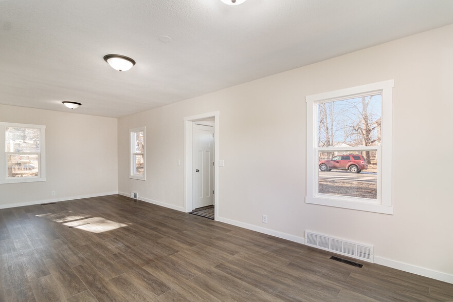Building Photo - 2919 S Service Dr