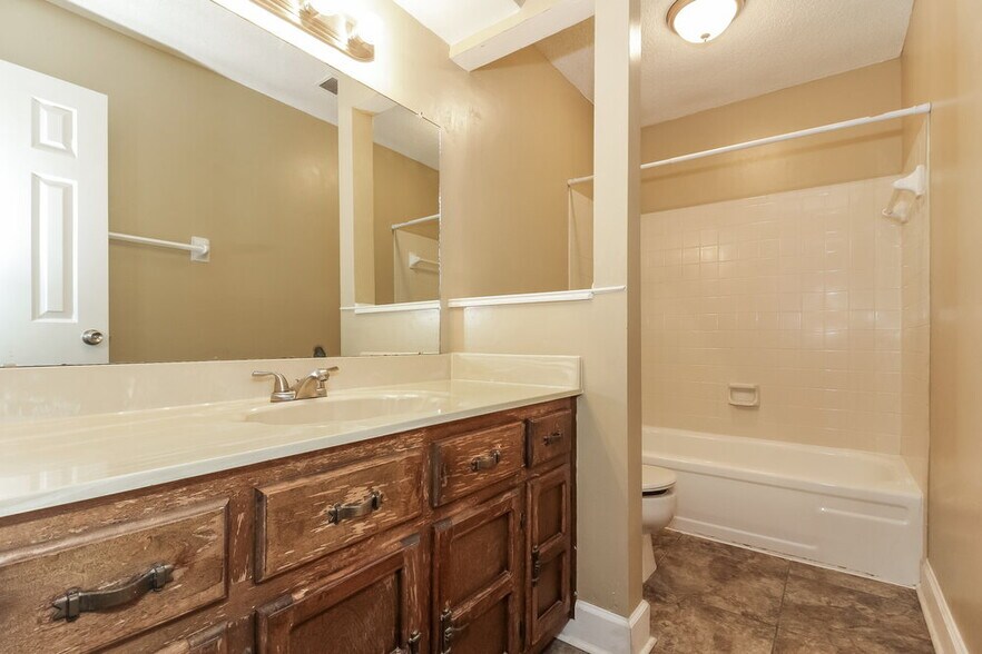 Building Photo - 6708 Henredon Dr