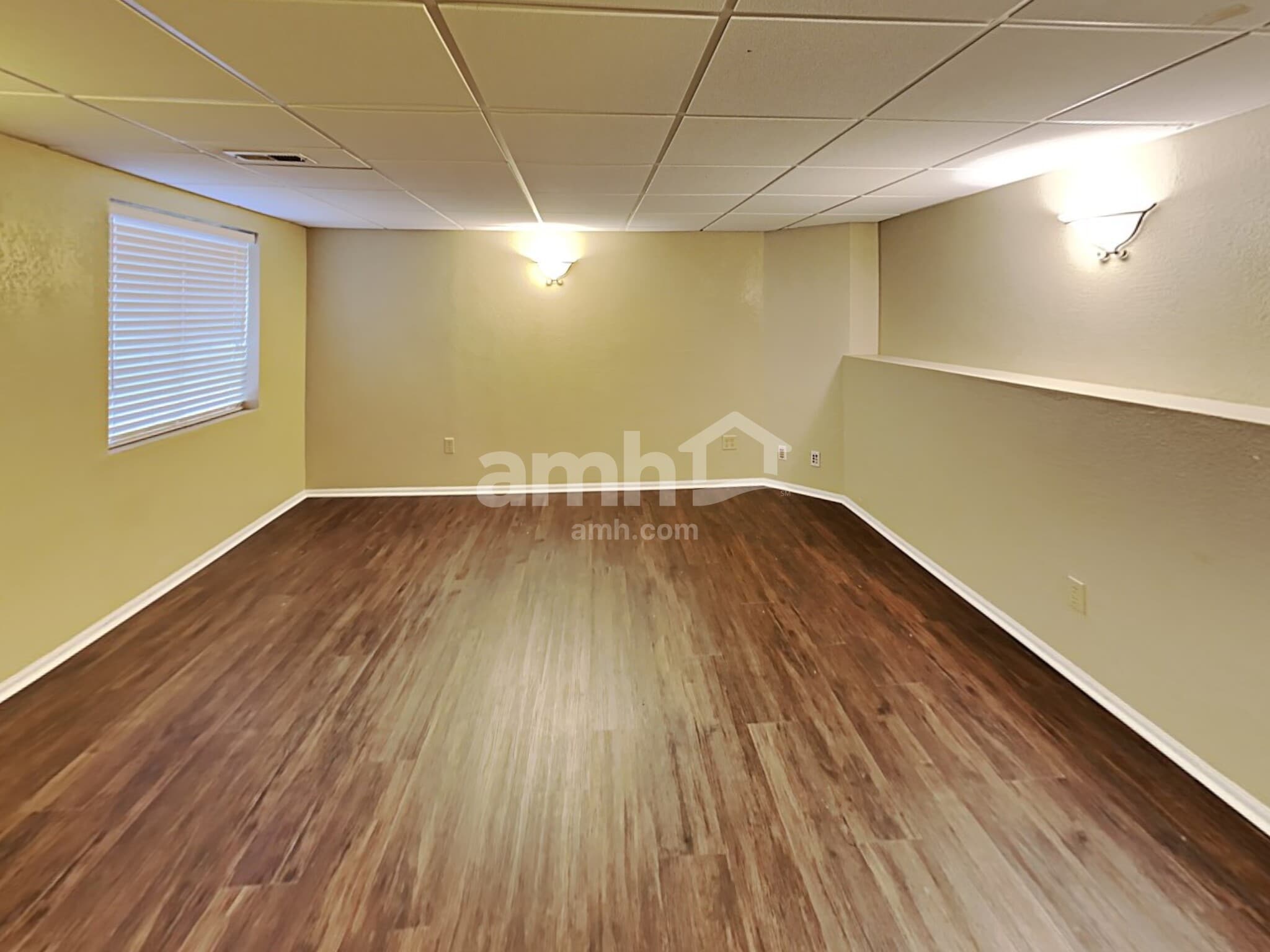 Building Photo - 13985 Elm St