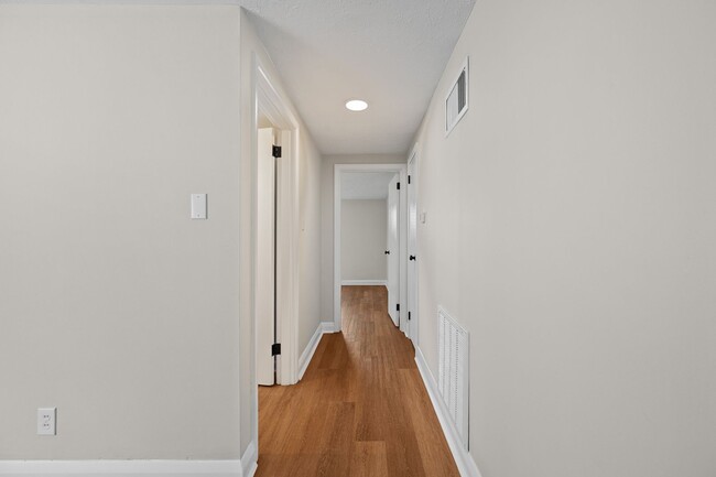 Building Photo - 805 McCausland St