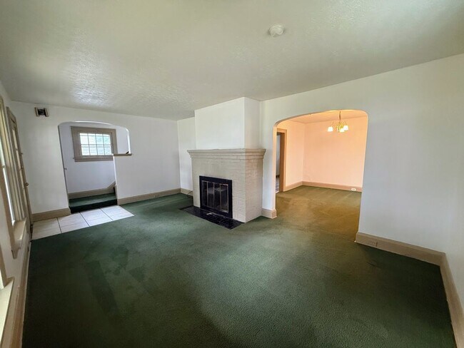 Building Photo - Four bedroom one bathroom home for rent