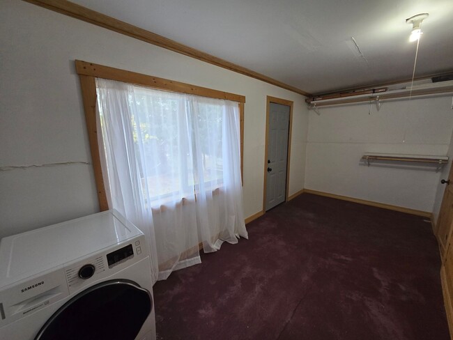 Building Photo - *LEASE PENDING* For Rent: 2 Bed/1 Bath Hom...