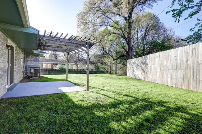 Building Photo - 3 Bedroom 1.5 Bathroom Ranch House