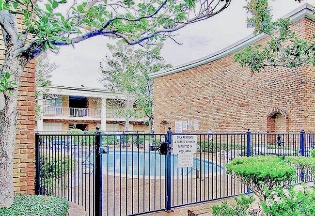 Building Photo - 2121 Fountain View Dr