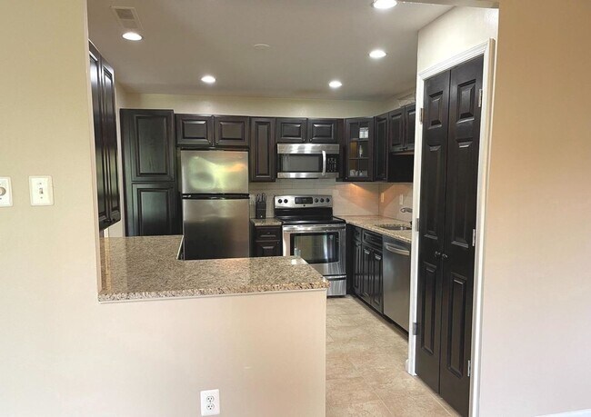 Building Photo - Beautiful 2BR 2BA top floor condo located across from Montgomery Mall