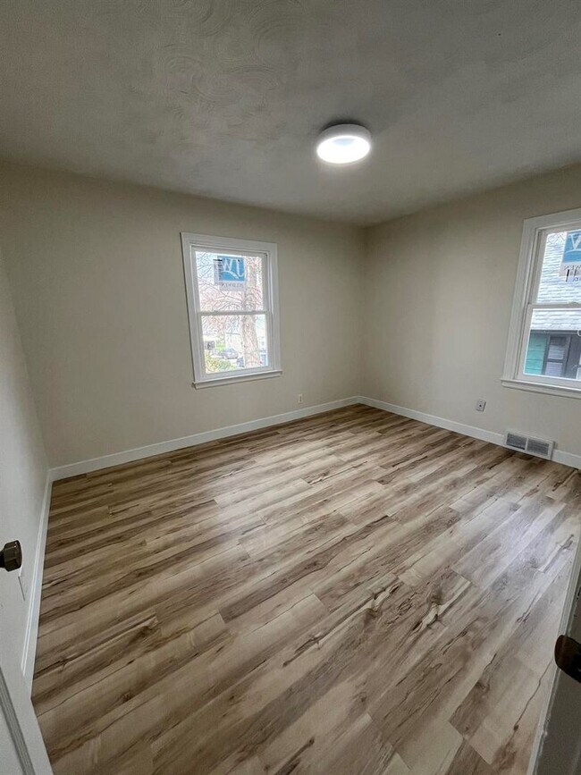 Building Photo - Spacious Two Bedroom!