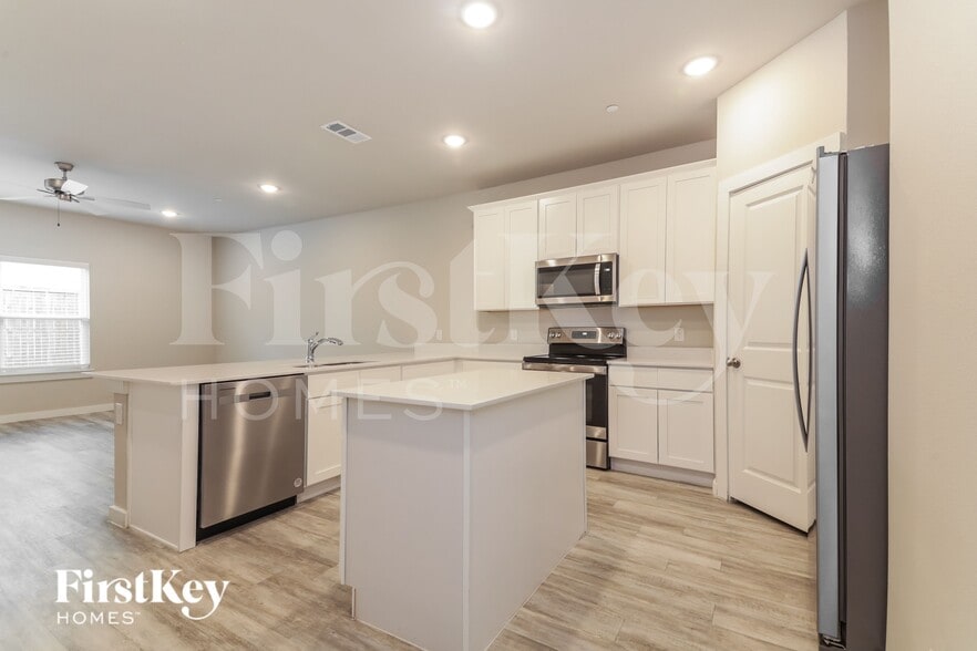 Building Photo - 623 Sophia Wy