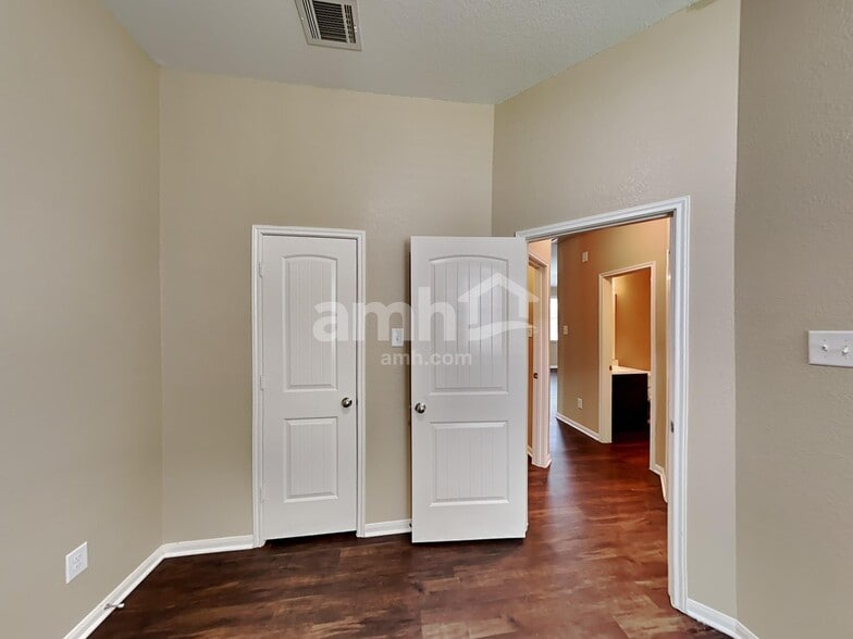 Building Photo - 2324 Shady Tree Ln