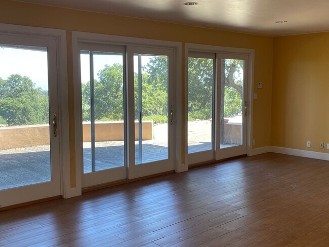Building Photo - Spacious hilltop home, cul de sac location, fabulous views, Excellent Palo Alto Schools!