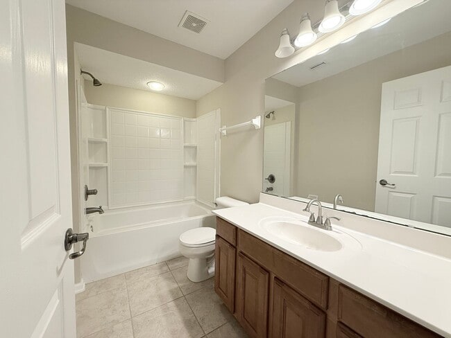 Building Photo - BEAUTIFUL 3/2.5 Hillcrest Townhome with ov...