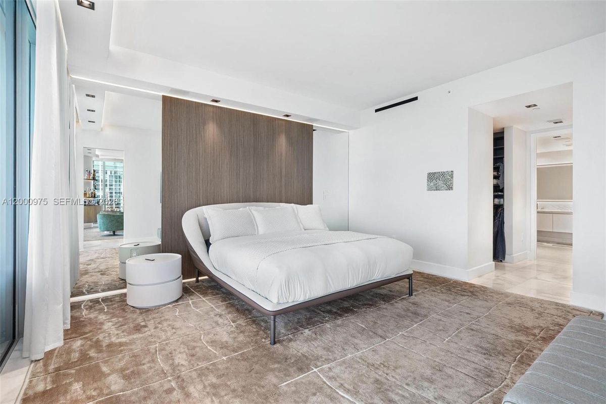 Building Photo - 700 NE 26th Terrace