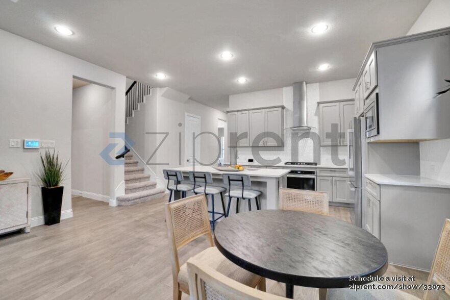 Building Photo - 12790 Royal Oaks Ln
