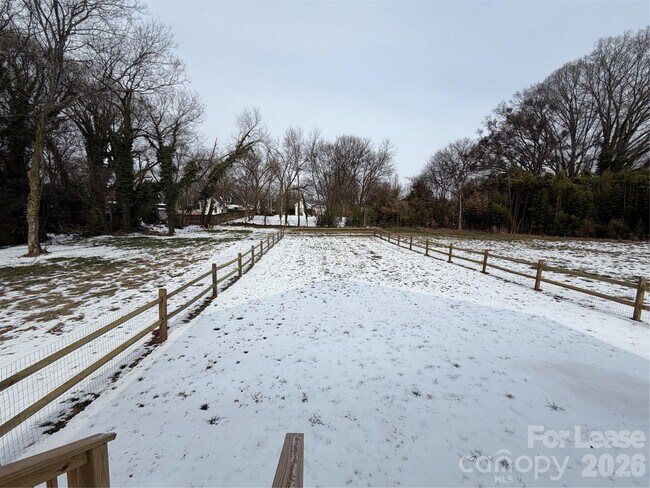 Building Photo - 626 W Bell St