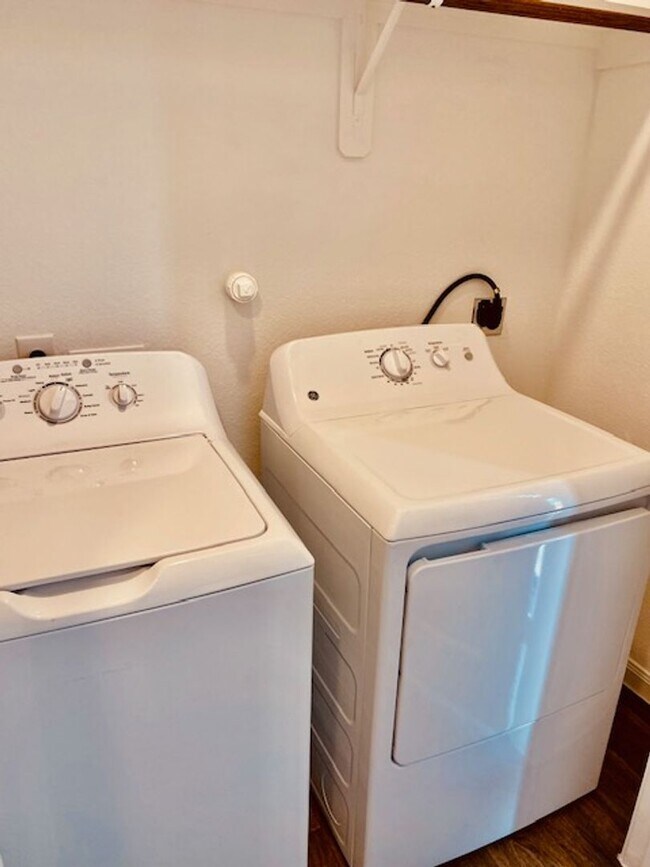 Building Photo - Beautiful Brand New 3 bedroom 2 bath lease...