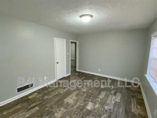 Building Photo - 10 Estes Dr