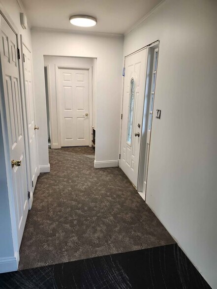 Building Photo - 24 Pine St