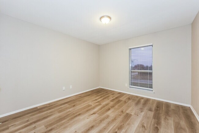 Building Photo - 1301 Southridge Dr