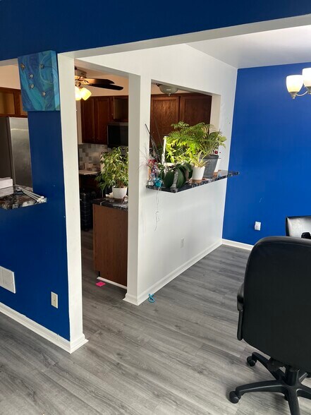 Building Photo - 3084 Village Cir