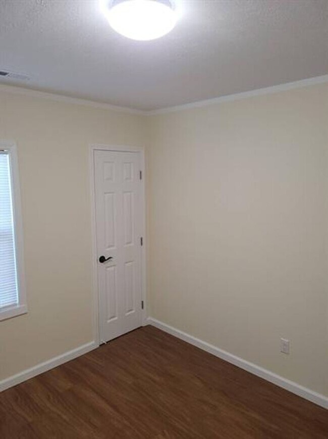 Building Photo - 1538 Longfield Ave