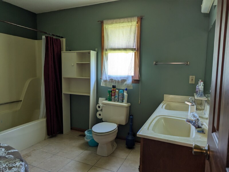 Building Photo - 1623 Lakeview Dr