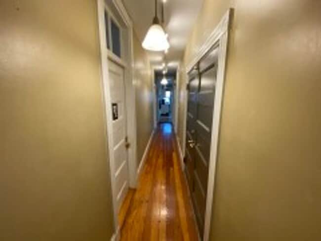 Building Photo - NEU 4 BR Apartment (in unit laundry!)- NO FEE - 9/1