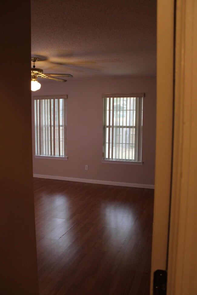 Building Photo - 305 Ashley Dr