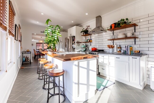 Building Photo - 310 S 7th St