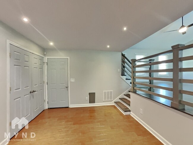 Building Photo - 131 Lake Run