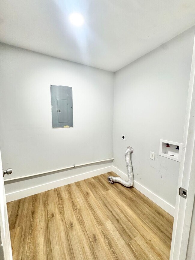 Building Photo - Beautiful white brick ranch styled home off White Bluff in Savannah, Ga!