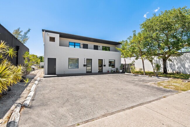 Building Photo - 1339 Ave