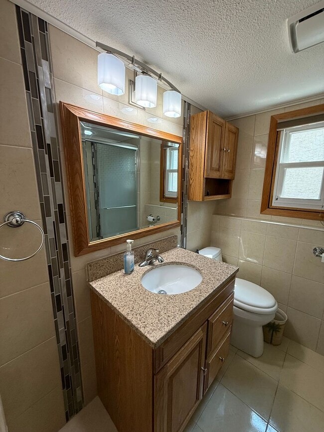 Building Photo - Modern 4 bed 2 Bath Split Level Single Fam...