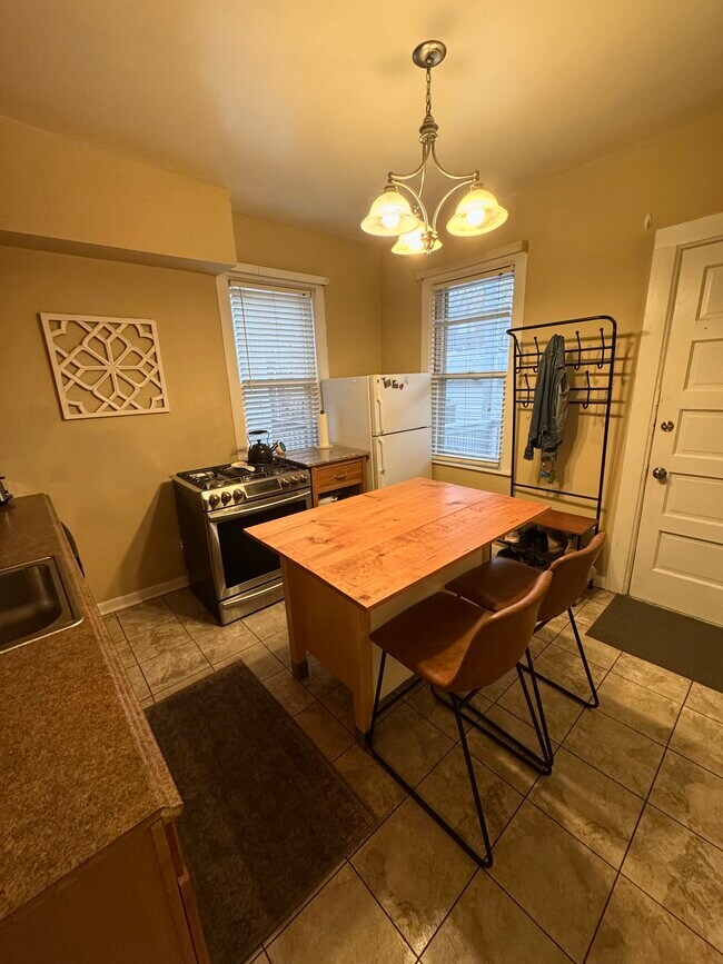 Building Photo - 2027 W Homer St