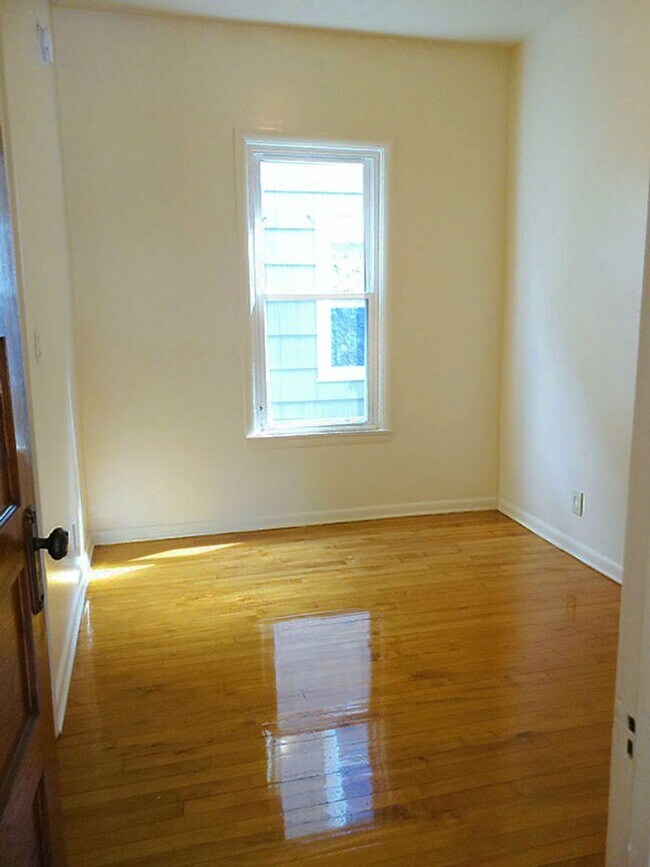 Building Photo - Bright Flat Includes Garage, Near Food Co-...