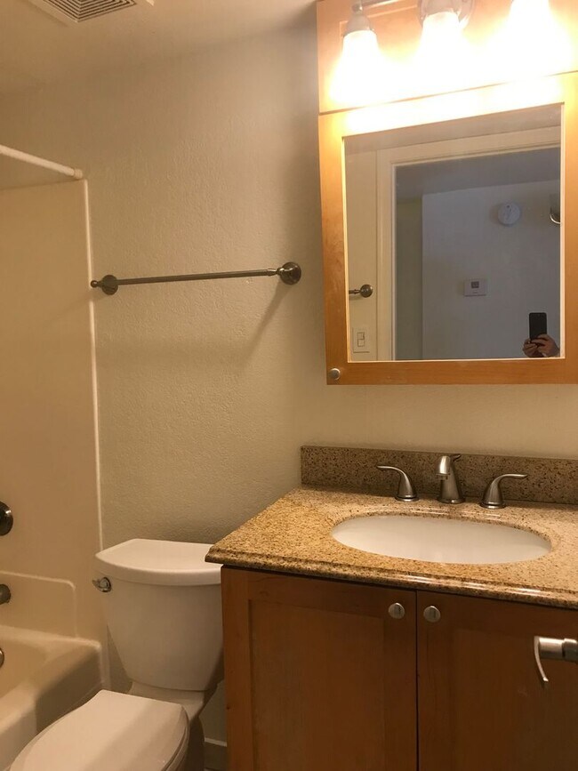 Building Photo - 1808 N 32nd St