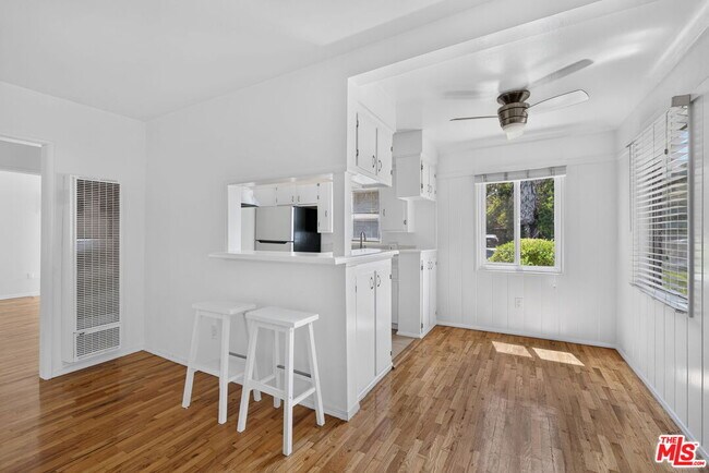 Building Photo - 13553 Moorpark St