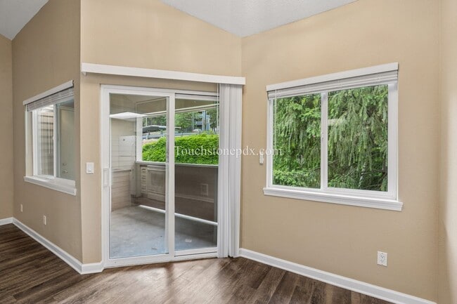 Building Photo - Light Filled Clackamas Condo with Covered Balcony and Community Amenities