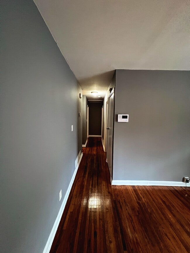 Building Photo - 2884 Meadowview Dr SE