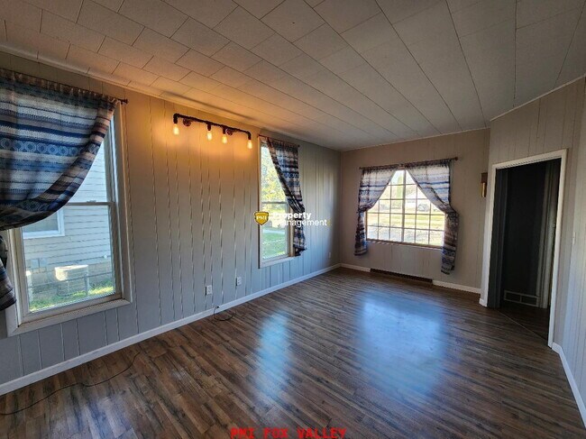 Building Photo - 2 Bed Duplex in Oshkosh, WI - Perfect for cozy living!