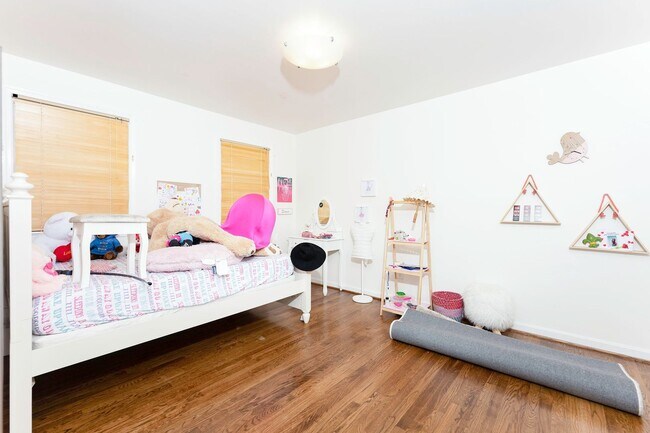 Building Photo - Amazingly Beautiful Fully Renovated 4BR/DEN/3FB/GAR North Bethesda Home