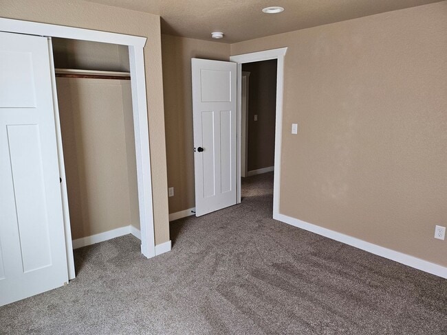 Building Photo - ALL PROSPECTIVE TENANTS MUST SUBMIT A $58 ...