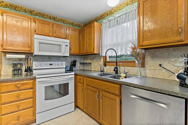 Building Photo - 2422 Cedar Crest Dr