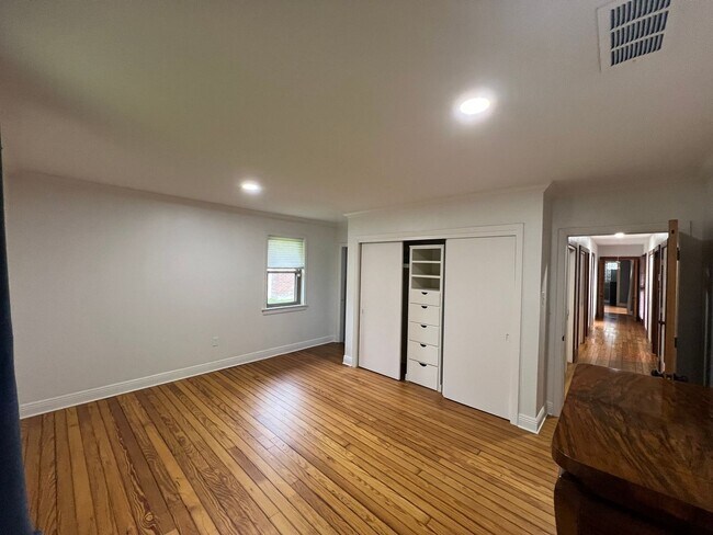 Building Photo - Beautiful Home on Esplanade across from Go...