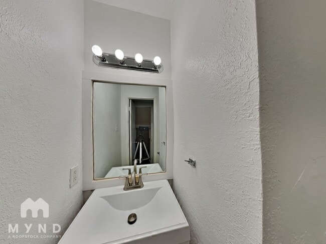 Building Photo - 2806 Wimbledon Ct