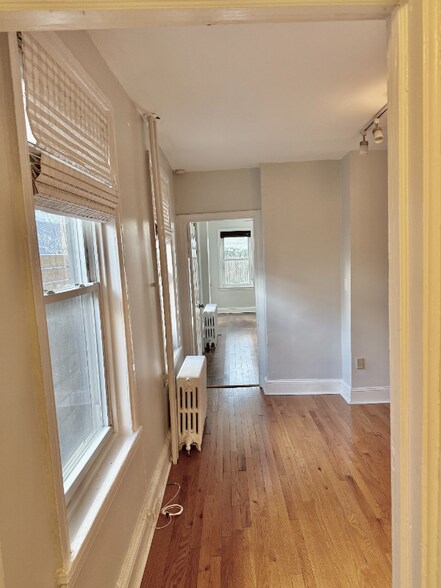 Building Photo - 302 Dickinson St